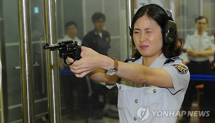 ‘너무 센 경찰 권총’…화력 낮춘 비살상 총기로 대체