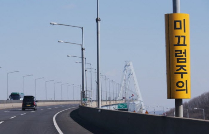 인천 영종대교서 10대 3명 렌터카 몰다 숨져