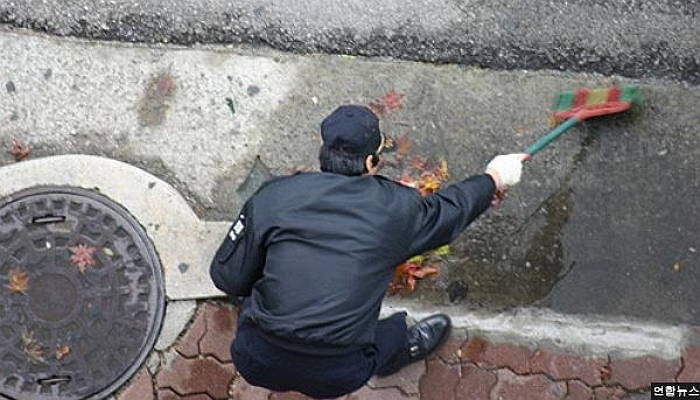 문자로 해고 통보 받은 강남 아파트 경비원