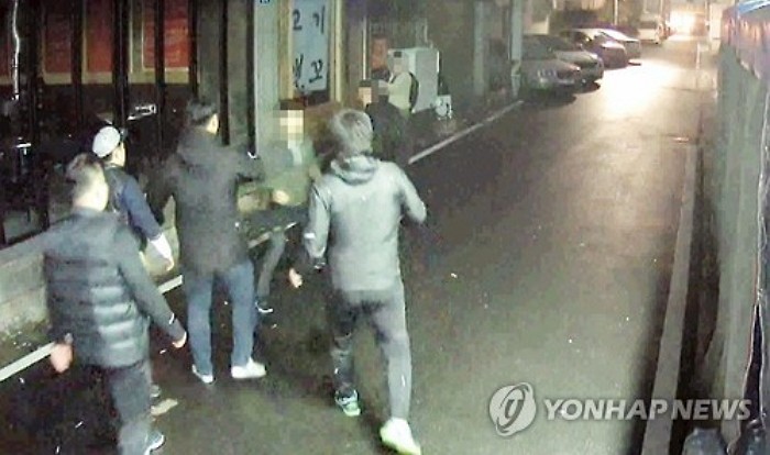 “왜 웃어” 창원 조폭 울산서 시민 집단폭행…5명 구속