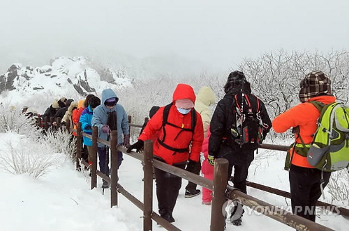 회장 지시로 새벽 산행하던 40대 직원 등산중 숨져