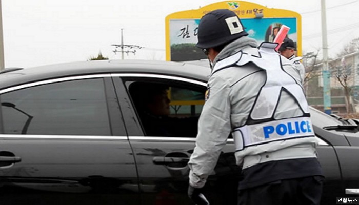 딱지 뗐다며 경찰차 상대로 보복운전한 20대