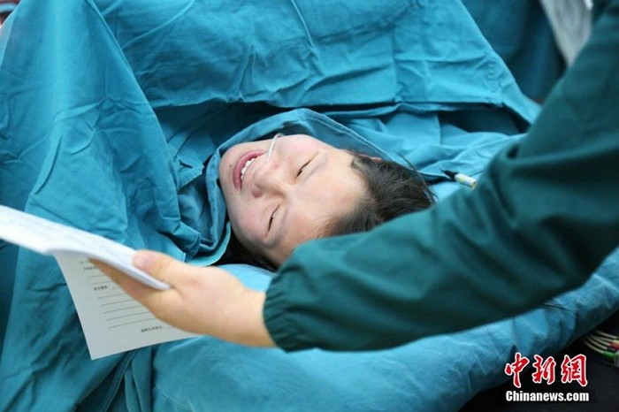 출산 앞둔 청각장애 산모에게 ‘손글씨’로 설명하는 의사