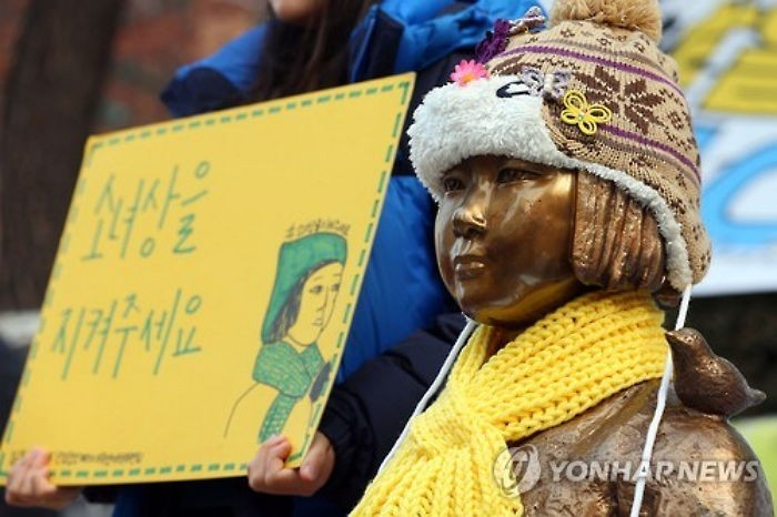 평화의 소녀상 조각가, “내가 팔려나가는 기분이다”