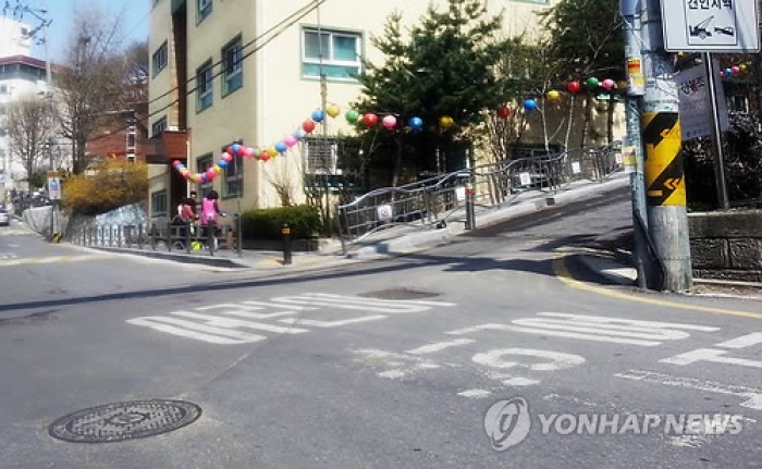 도로 건너던 3살 여아, 차량 2대에 잇따라 치여 숨져