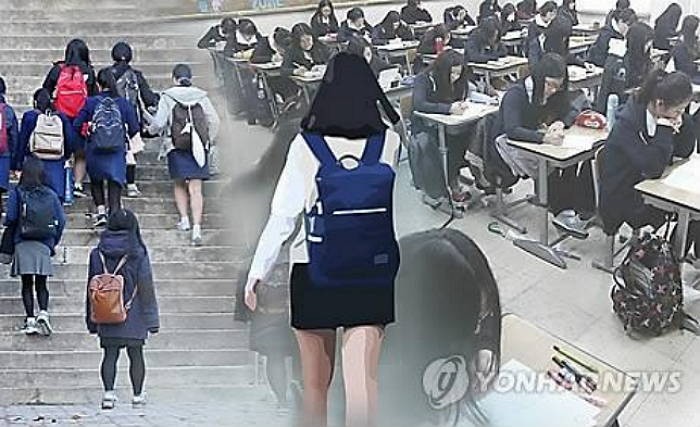 “외투 입지마, 치마 짧으면 급식 안줘” 한 사립고교의 횡포