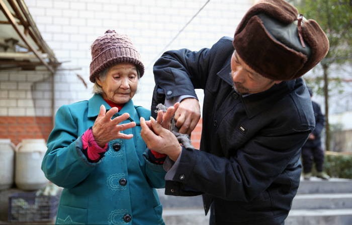 35살 연하 남편에게 ‘다이아 반지’ 선물받은 98세 할머니