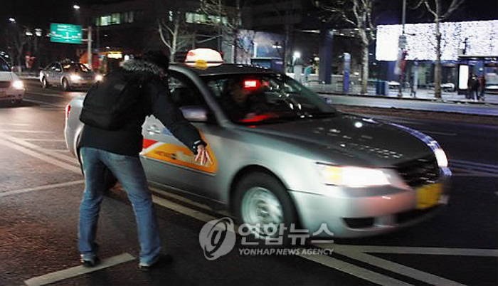 스마트폰 빌려줬다가 29만원 사기 당한 택시기사