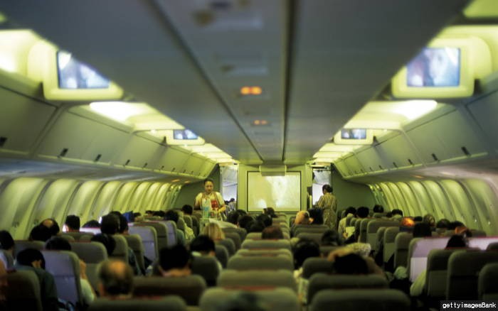 ‘음료 쏟았다’고 승무원 공격해 비행기 회항시킨 여성