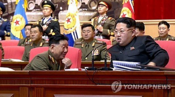 ‘北 2인자’ 68세 황병서, 아들뻘 김정은에 무릎꿇고 대화