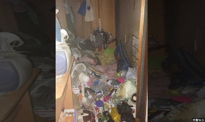6t 쓰레기 속에서 생활해온 40대 엄마와 초등생 딸