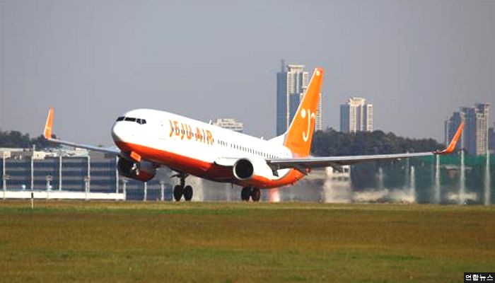 제주항공 여객기 조종석 유리창서 금 발견…대체기 투입