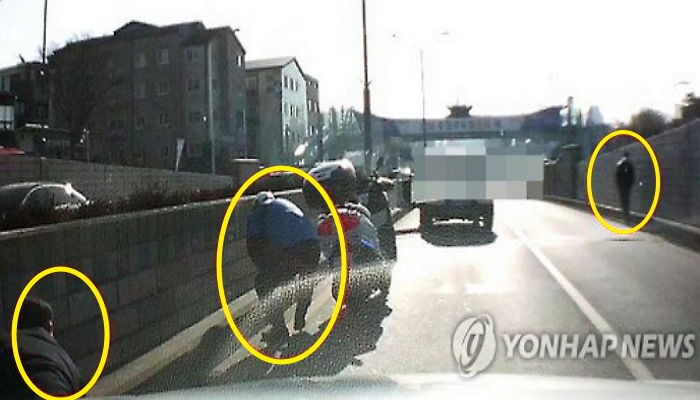 도로에 600만원 흩뿌리며 운전한 대부업체 직원