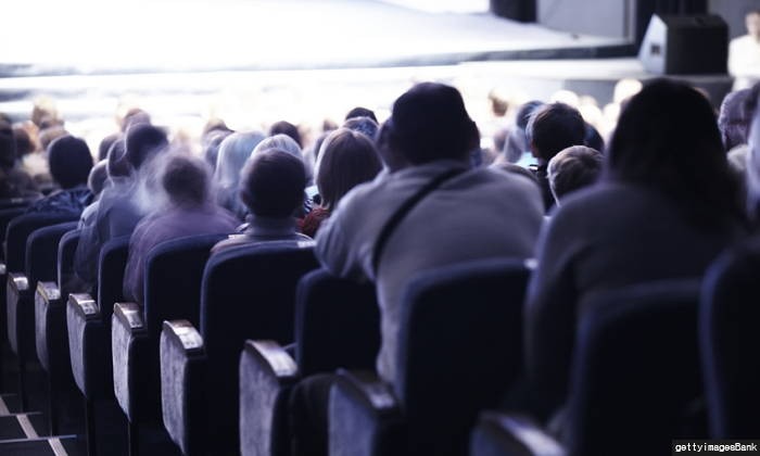 영화관 불 꺼지자 더듬던 ‘검은 손’ 결국 쇠고랑