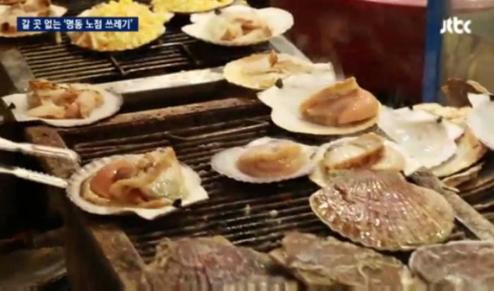 쓰레기 난무하는 ‘길거리 음식의 천국’ 명동