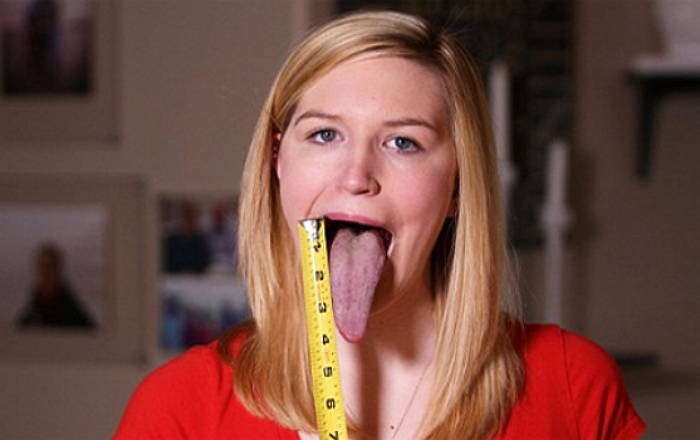 길이 10cm 혀로 눈 찌르는 금발 미녀 (영상)