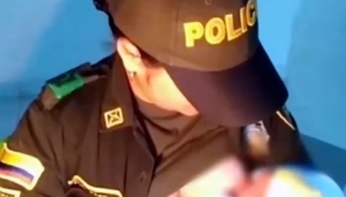 버림받아 죽어가는 아기 모유 먹여 살려낸 여경