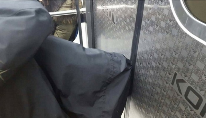지하철 문에 옷이 끼어 수원까지 간 대학생