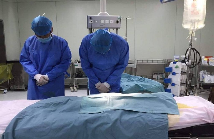 장기기증한 아기를 떠나 보내는 의료진의 마지막 인사