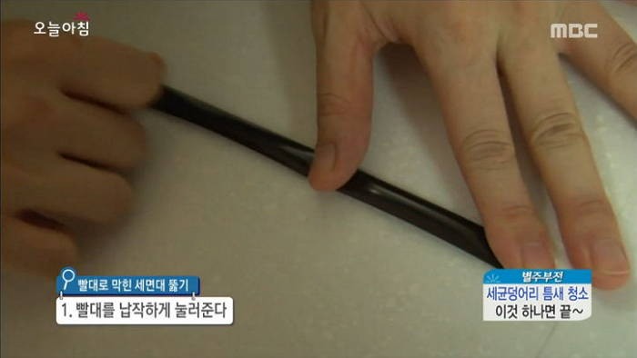 ‘빨대’ 하나로 막힌 세면대 뻥 뚫는 비법 (영상)