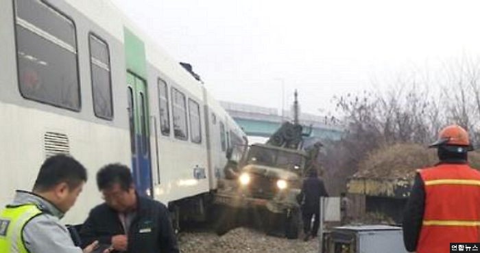 철도건널목서 군용트럭 시동 꺼져 열차와 부딪혀