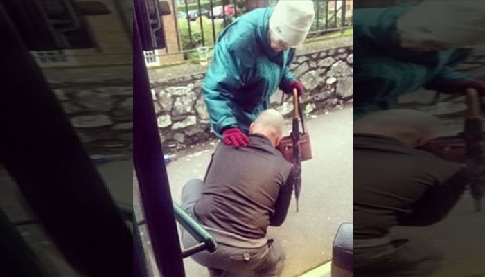 버스 멈추고 할머니 신발끈 묶어준 운전기사