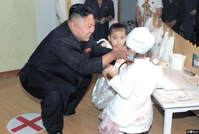 “나도 진찰해주렴”…北매체, 김정은 ‘스킨십 정치’ 연일 보도