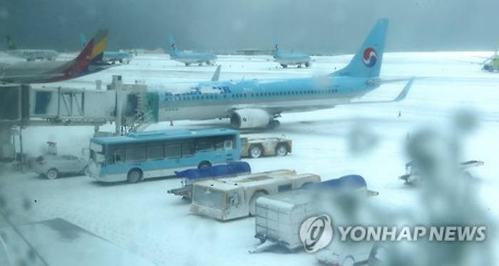 제주공항 운항중단 다시 연장…25일 오후 8시까지