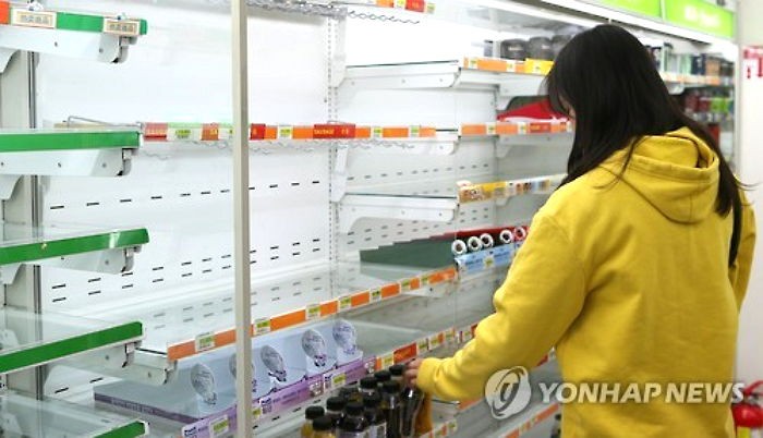 폭설로 텅텅빈 제주공항 내 편의점 진열대 모습