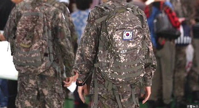 후임병 앞에서 바지 내렸다가 영창간 선임