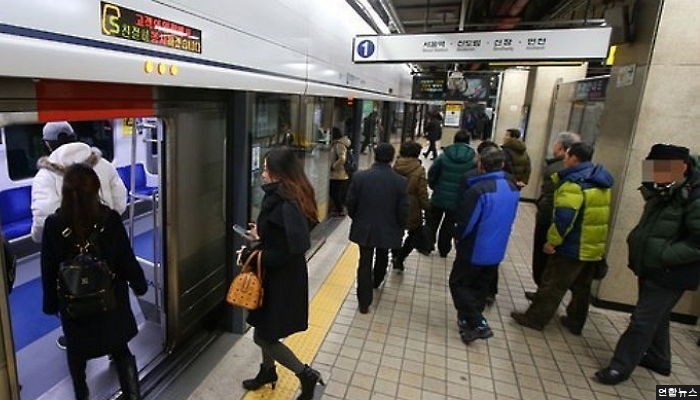 출근시간대 지하철 1호선서 40대男 흉기로 승객들 위협