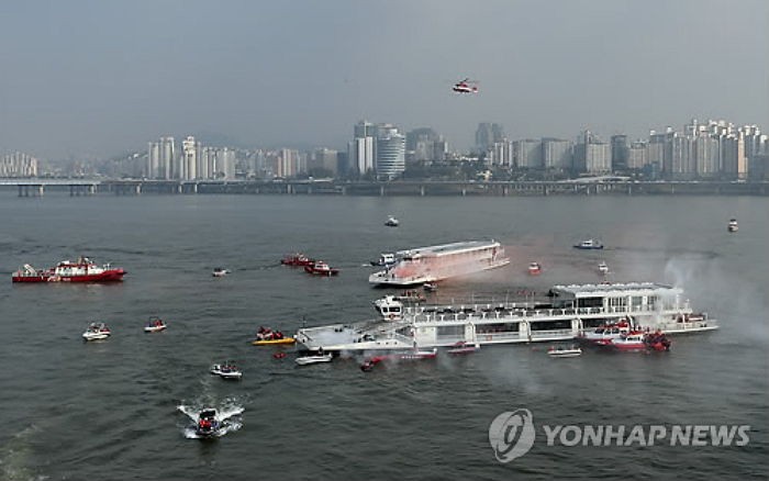 <속보> 서울 영동대교 인근서 유람선 침몰...11명 구조