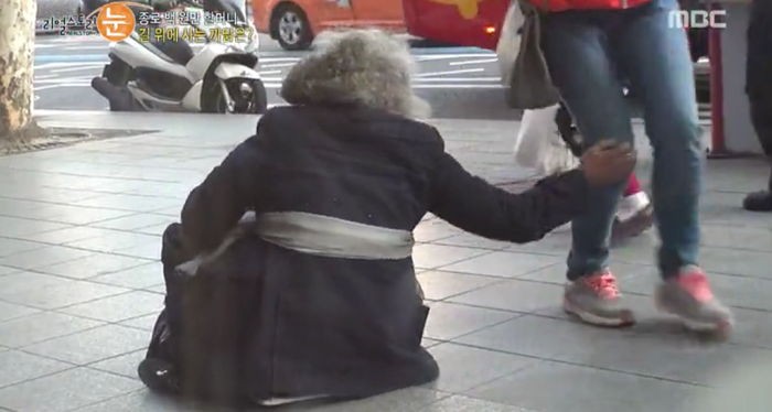 행인들에게 구걸하는 종로 3가 ‘백원만 할머니’의 사연