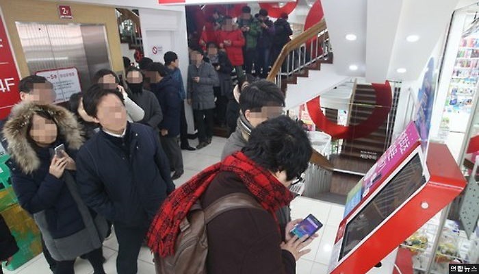 9만원대 ‘샤오미폰’ 사려고 다이소 자판기에 줄선 고객들 (사진 5)