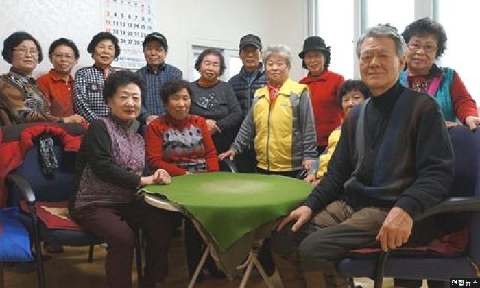 폐지 주워 어려운 중학생에게 ‘교복 선물’한 어르신들