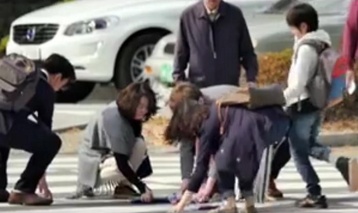 횡단보도서 목발 짚다가 넘어진 아이를 본다면? (영상)