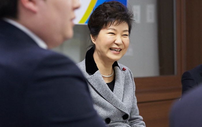 朴대통령, 청년희망재단 방문…“노동개혁 흔들림없이 추진”