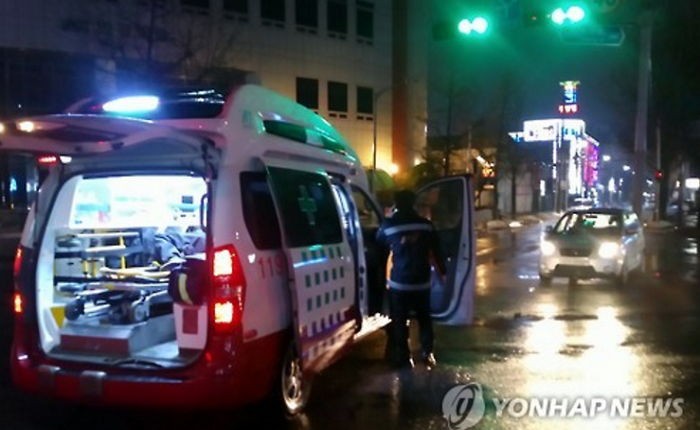 아빠 몰래 차몰고 나와 구급차 들이받은 10대