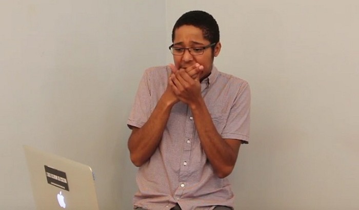 포경 수술 지켜보는 게이 남성들의 절규 (영상)