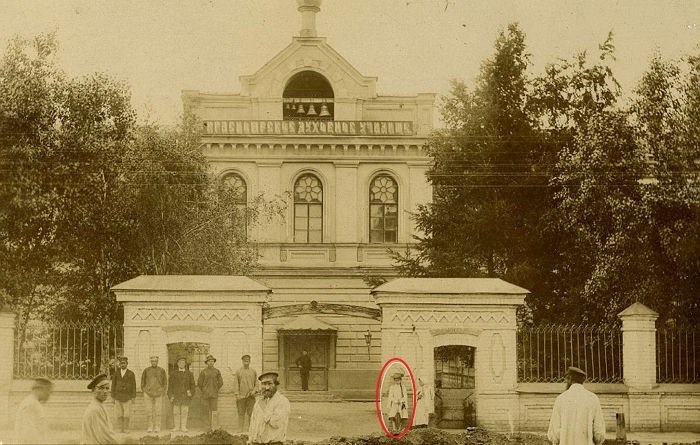 100년 전 찍은 사진에 항상 등장하는 의문의 소녀