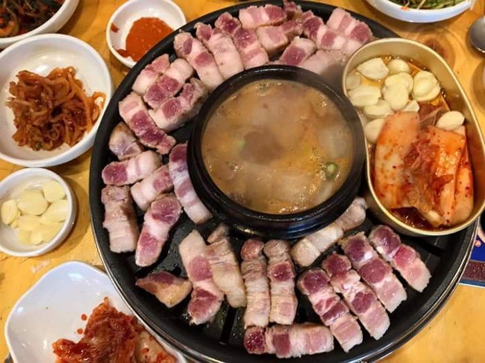 턱이 쉴 틈도 없다는 ‘통삼겹살’ 무한 리필집 (사진)