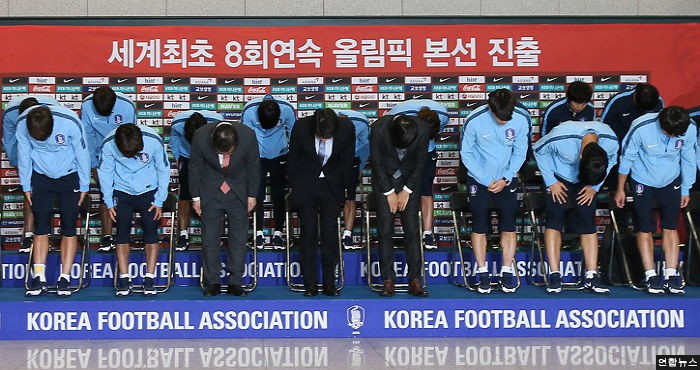 ‘한일전 패배’ 고개 숙여 사과하는 국가대표 축구팀