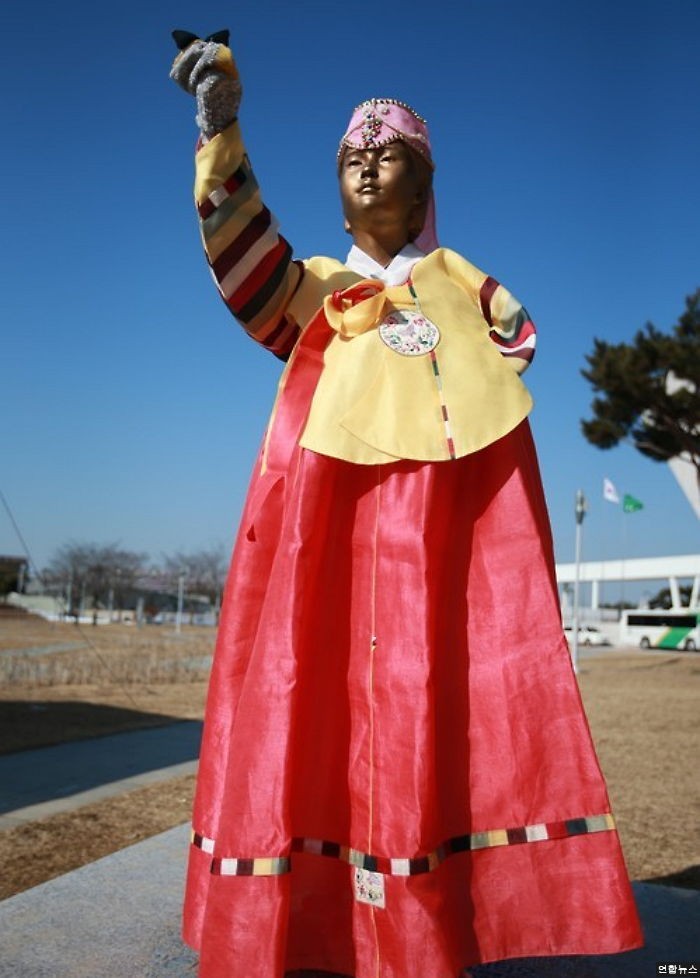 설빔 입은 위안부 소녀상 (사진)