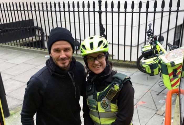 추위에 떨고 있는 구조요원에게 따뜻한 커피 건넨 베컴