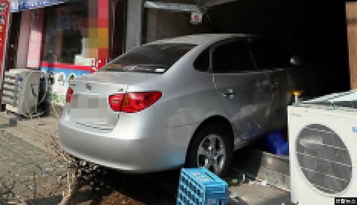 “헤어지자”는 말에 여친 가게 차로 박살낸 남친