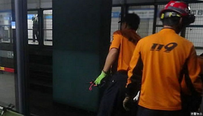 <속보> 서울역 지하철서 80대 여성 스크린도어 끼어 사망