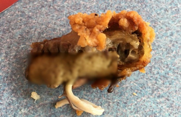 “KFC 치킨에서 또 내장이 나왔어요”