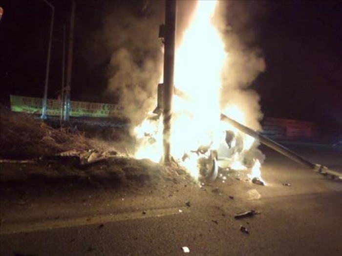 한밤중 불타는 승용차에 뛰어든 용감한 시민들