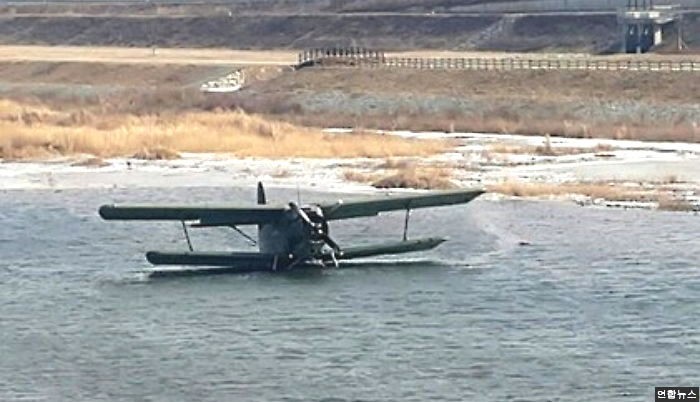 안동 하천에 ‘비상착륙’한 군 비행기 사진 4장
