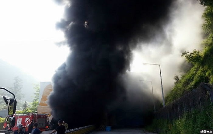 <속보> 중부내륙고속도로 상주 터널서 차량 화재